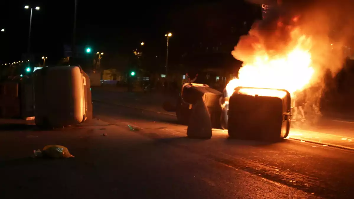Contenidor cremant a la Gran Via de Sabadell en les protestes del 15 d'octubre del 2019