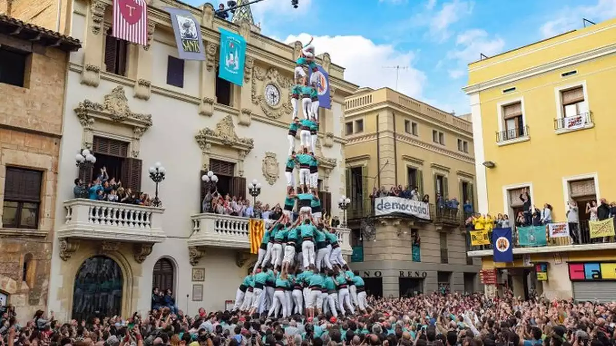 3de10fm dels Castellers de Vilafranca a la diada de Tots Sants