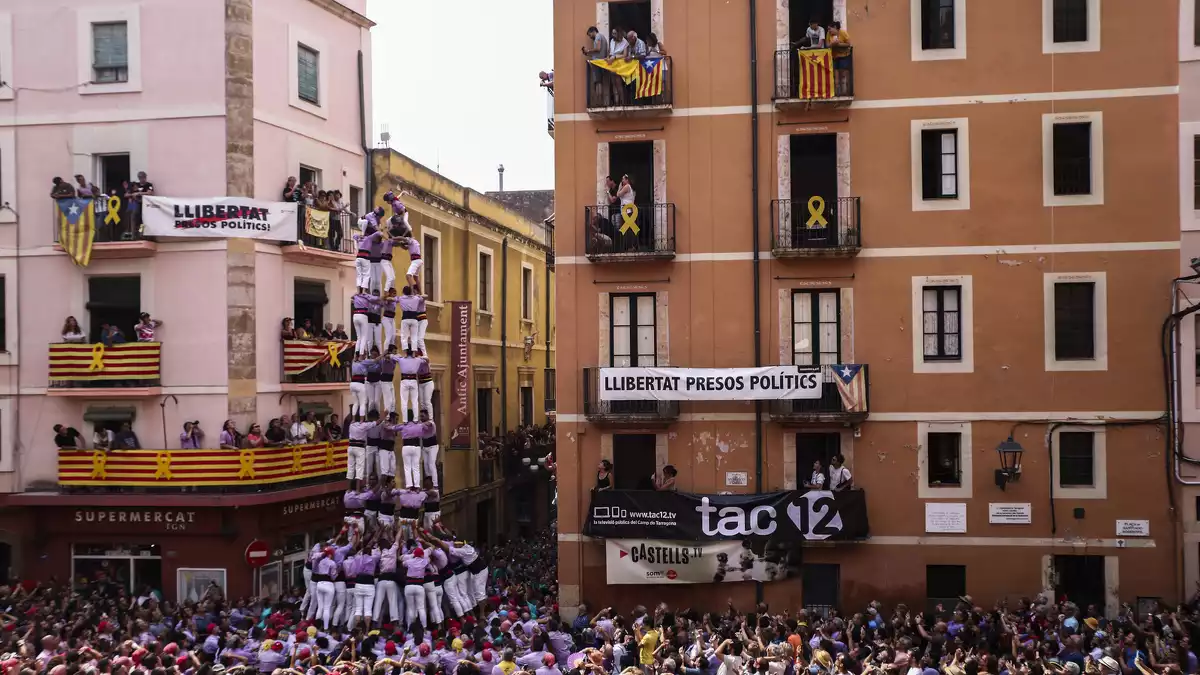 5 de 9 amb folre descarregat per la Colla Jove Xiquets de Tarragona, durant la diada de Sant Magí.