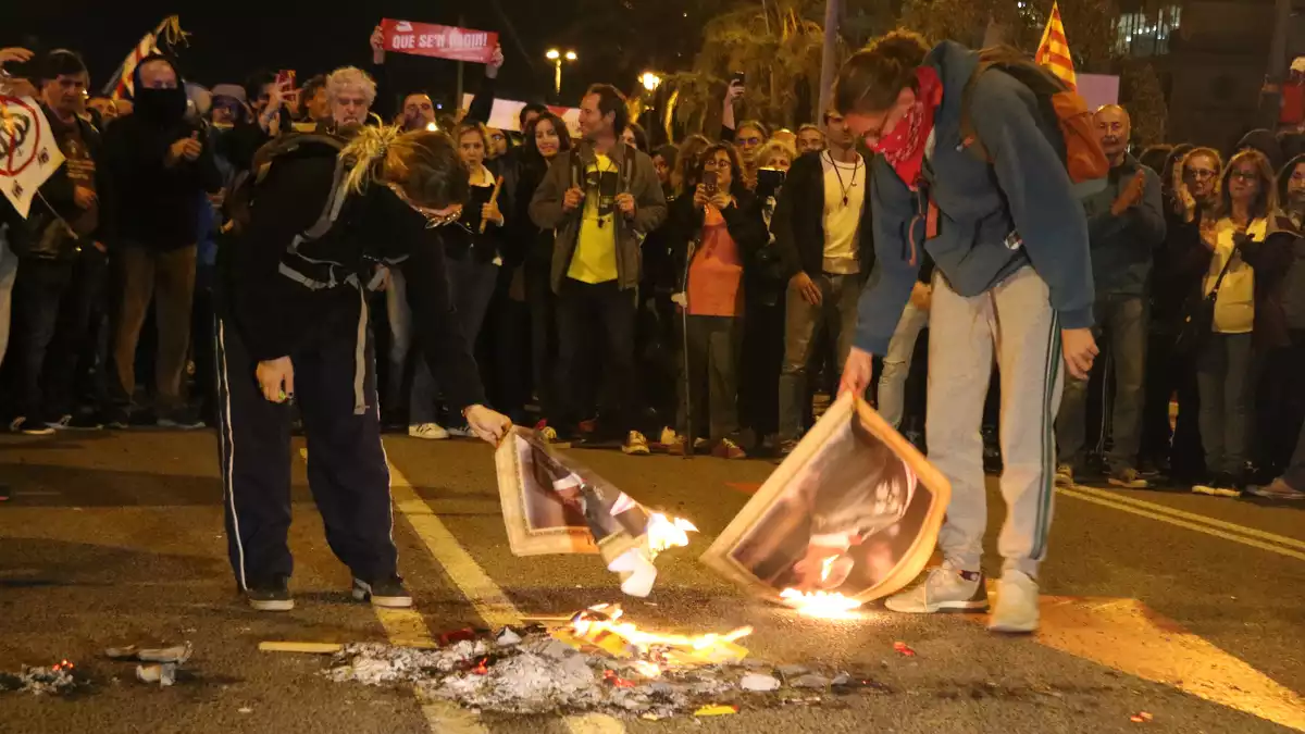 Alguns manifestants han cremat fotos del rei
