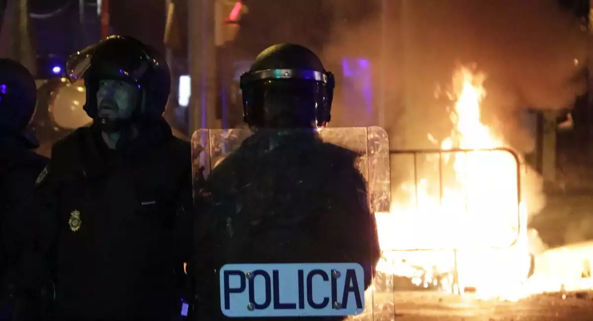 Antidisturbis de la Policia Nacional actuant durant els aldarulls a Girona el 19 d'octubre