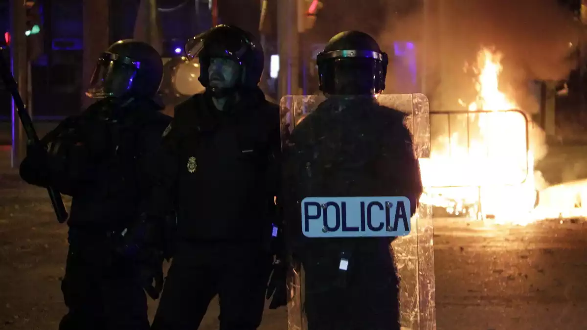Antidisturbis de la Policia Nacional actuant durant els aldarulls a Girona el 19 d'octubre