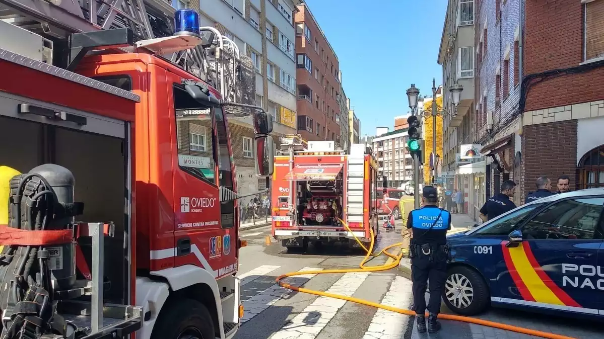 Bomberos intervienen en un local en Oviedo 12 julio 2019