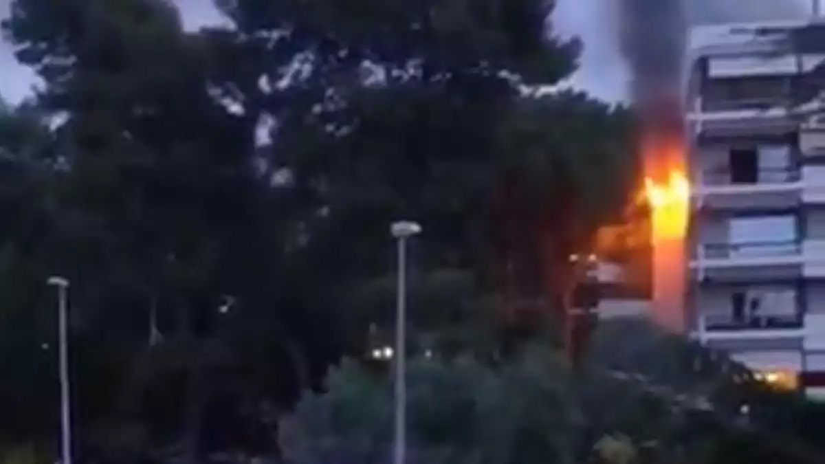 Incendi en un bloc de pisos a Pedralbes