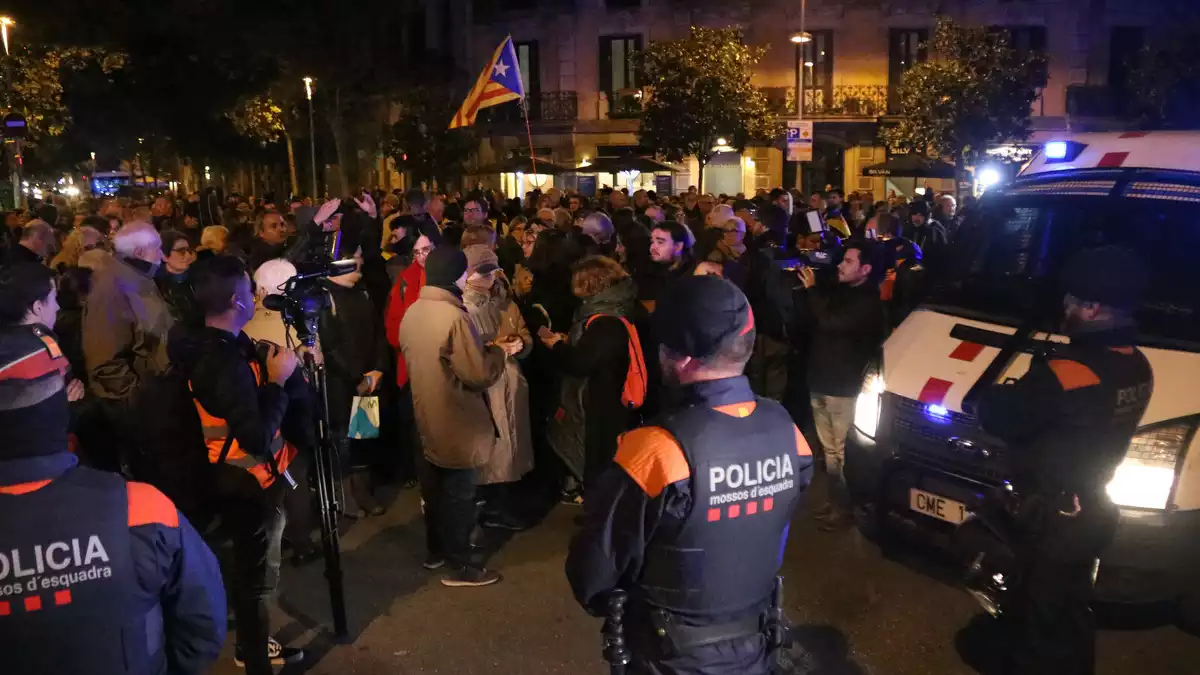 Cordó policial dels Mossos d'Esquadra davant la delegació del govern espanyol a Barcelona