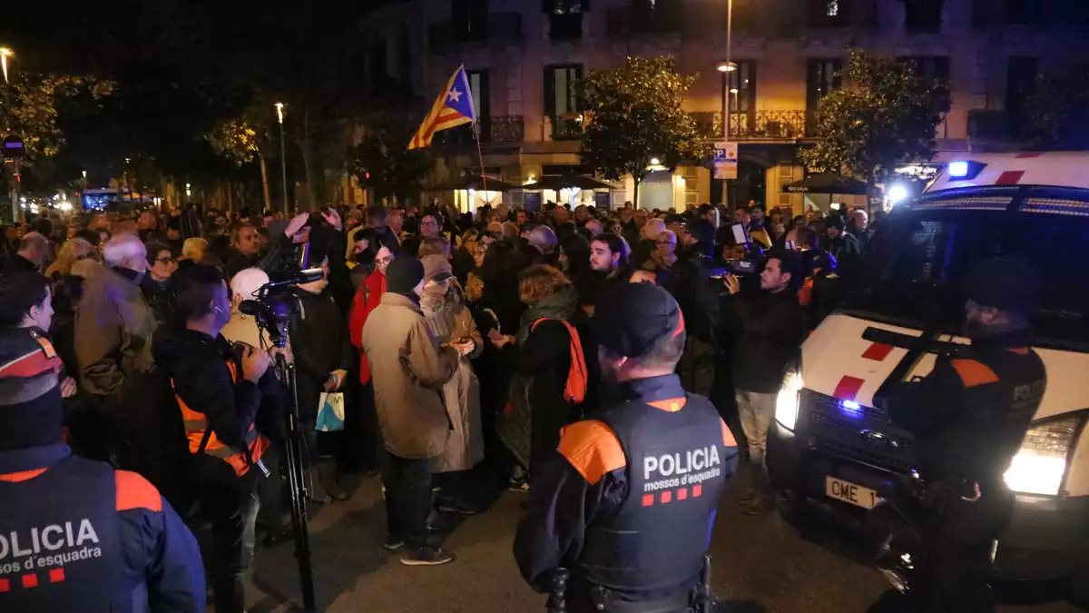 Cordó policial dels Mossos d'Esquadra davant la delegació del govern espanyol a Barcelona