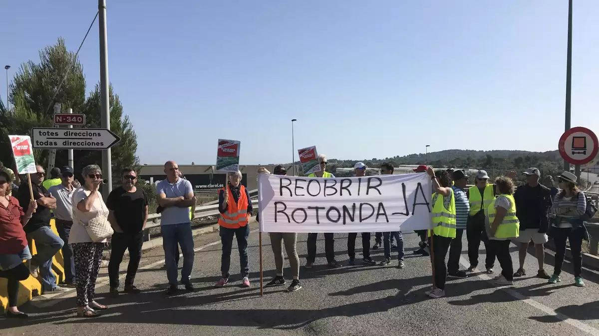 Desenes de manifestants tallen el trànsit a la rotonda de Torredembarra