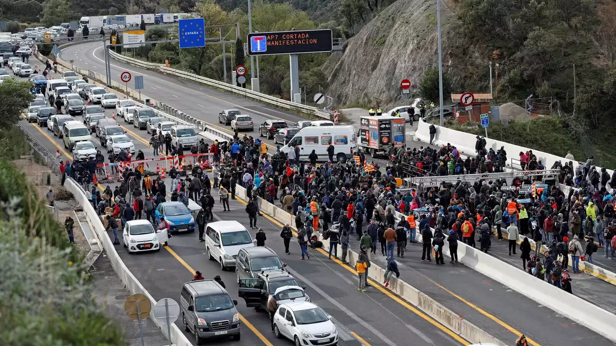 Desenes de manifestants tallen la frontera amb França a La Jonquera