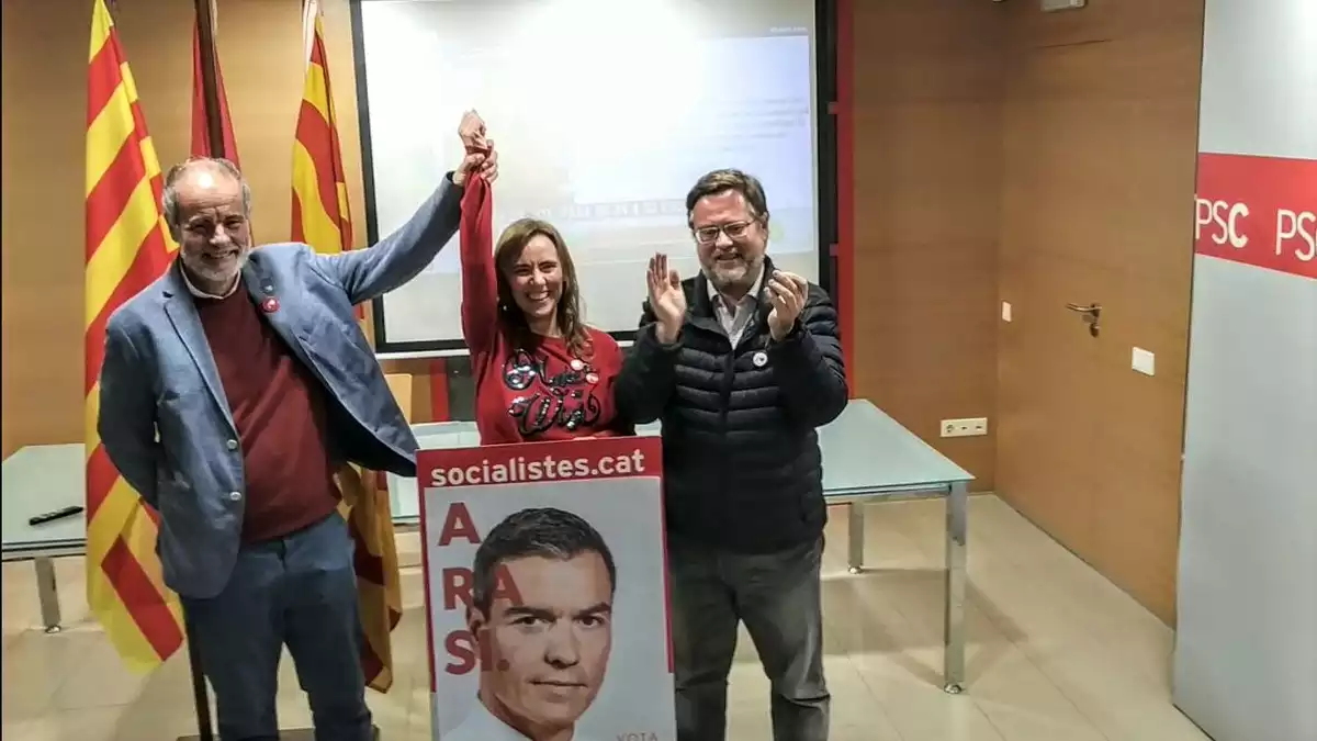 D'esquerra a dreta, Joan Ruiz, Sandra Guaita, i Santi Castellà, del PSC de Tarragona, durant la nit electoral d'aquest diumenge 10 de Novembre.