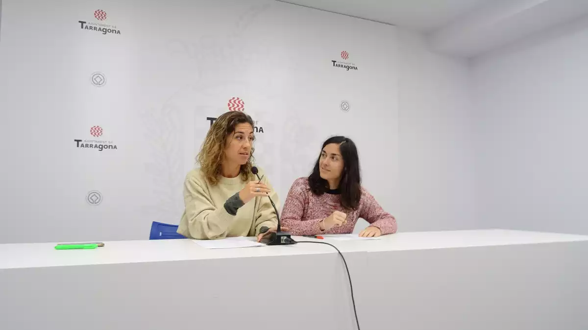 D'esquerra a dreta, les dues conselleres de la CUP, Laia Estrada i Eva Miguel, durant la roda de premsa d'aquest dimarts, 19 de novembre, a l'Ajuntament de Tarragona.