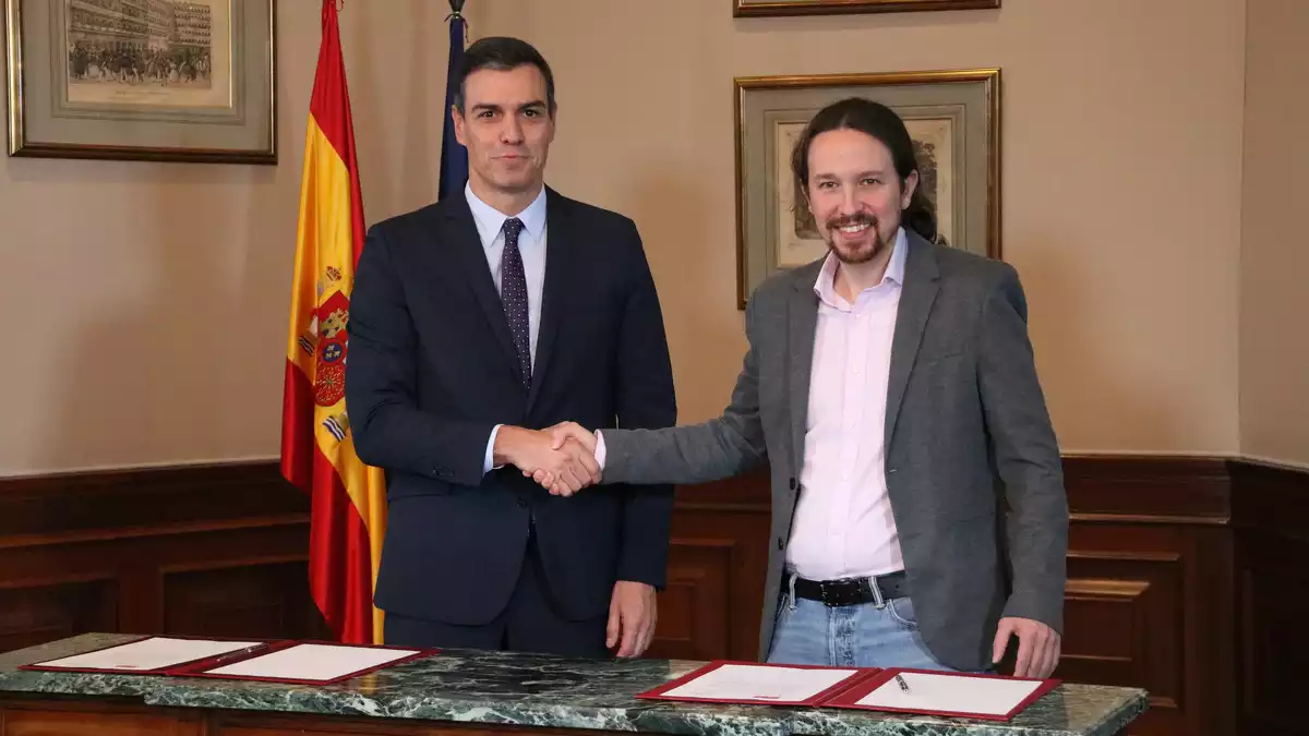D'esquerra a dreta, Pedro Sánchez, president del govern espanyol en funcions, i Pablo Iglesias, líder d'Unidas Podemos, presentant el preacord de govern al Congrés dels Diputats.