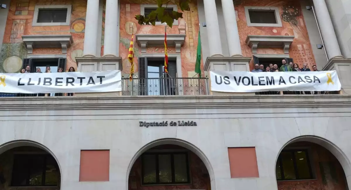 Diputats d'ERC i JxCat a la Diputació de Lleida penjant a la façana