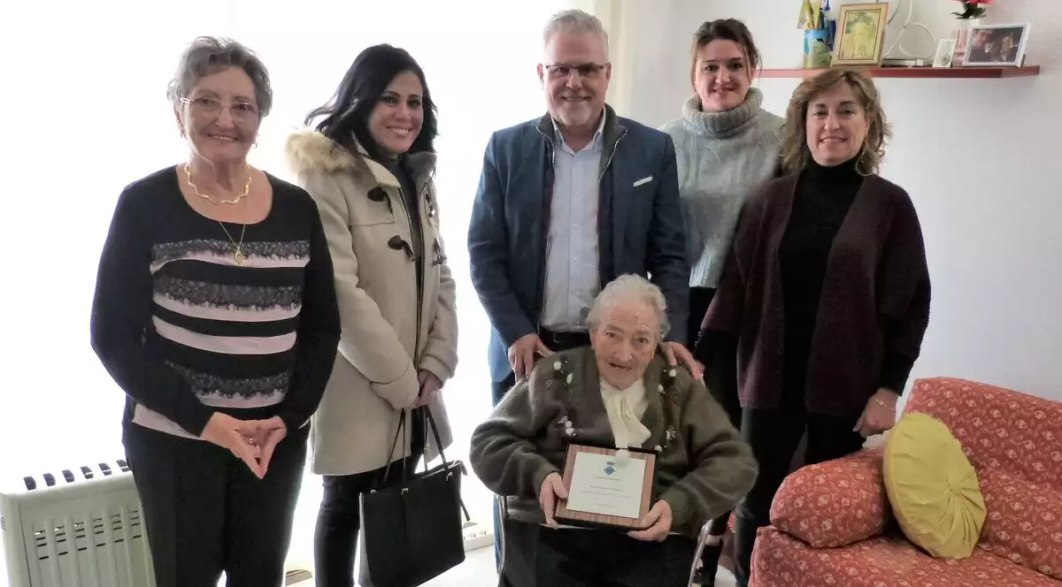 La salouenca Dolores Novell rep la felicitació de l'alcalde Pere Granados i la regidora Estela Baeza pels seus 100 anys.