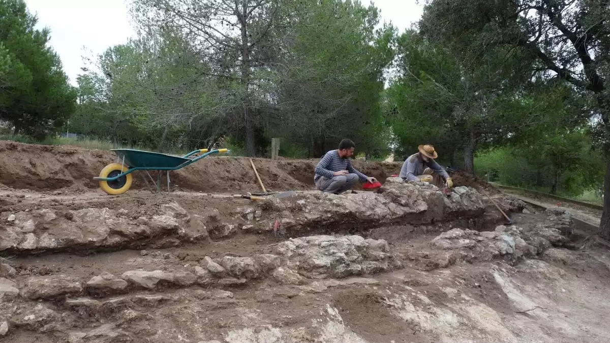 Dos arqueòlegs treballant en el tram d'aqüeducte del Gaià trobat als Pallaresos.