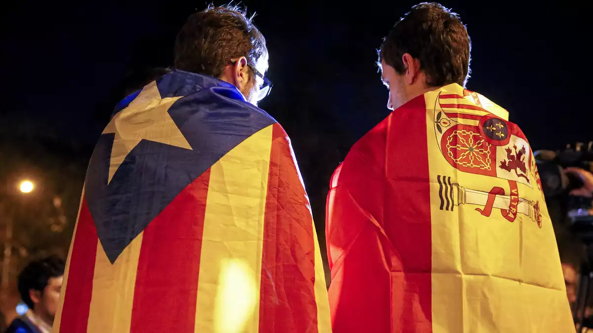 Dues persones amb una estelada i la bandera espanyola durant la vaga del 3 d'octubre de 2017