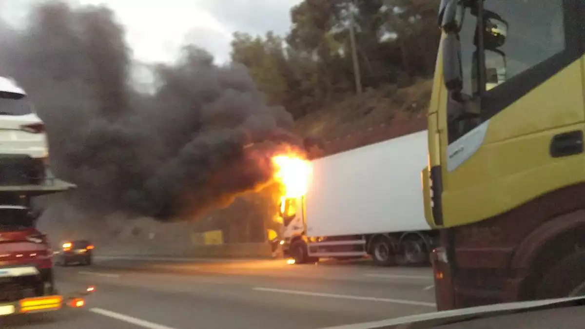 Un camió s'ha incendiat en un accident a l'AP-7 a Girona