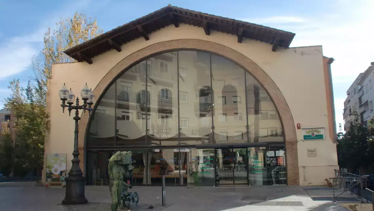 Imatge de la façana principal de l'antic Celler de la Cooperativa de Cambrils.