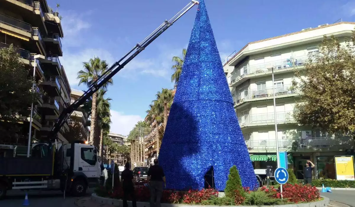 Imatge de l'arbre de Nadal del carrer Barcelona a Salou.