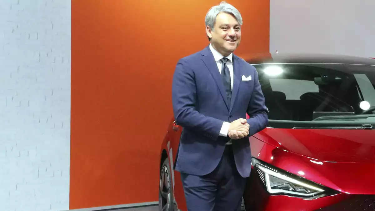 El president executiu de SEAT, Luca de Meo, amb un dels vehicles elèctrics durant una presentació el 27 de març del 2019