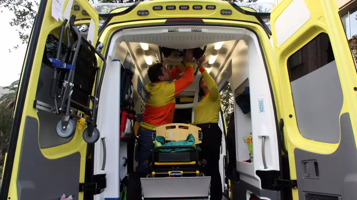 Interior d'una ambulància del SEM a Tarragona