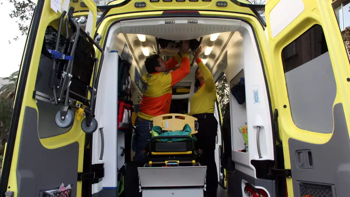 Interior d'una ambulància del SEM a Tarragona
