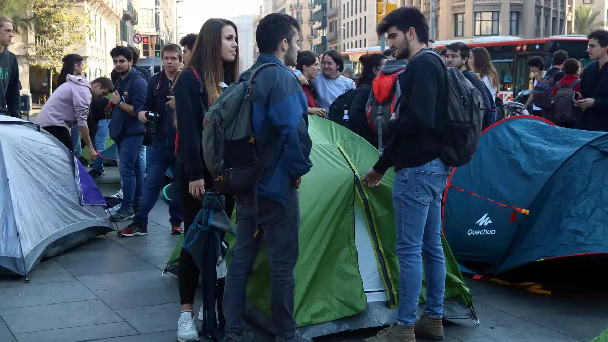 Manifestants acampats a plaça Universitat