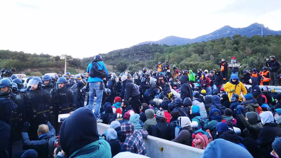 Els antiavalots francesos desallotjant manifestants a La Jonquera