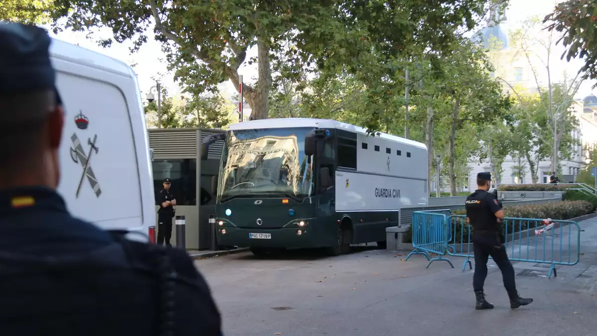 Pla general de la sortida de l'autocar de la Guàrdia Civil de l'Audiència Nacional amb els set CDR acusats de terrorisme