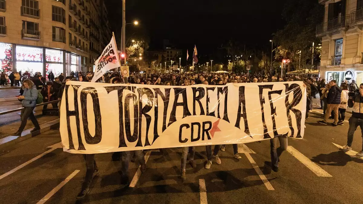 Manifestant convocats pels CDR recorrent el centre de Barcelona el 9 de novembre