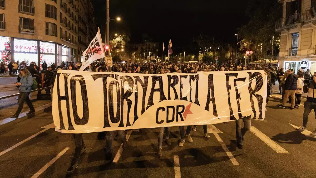Manifestant convocats pels CDR recorrent el centre de Barcelona el 9 de novembre