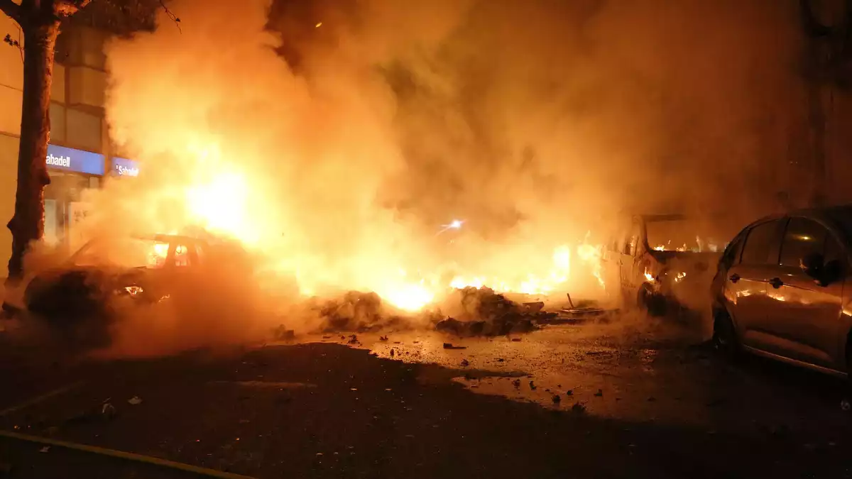 Cotxes cremant en els aldarulls contra la sentència a Barcelona