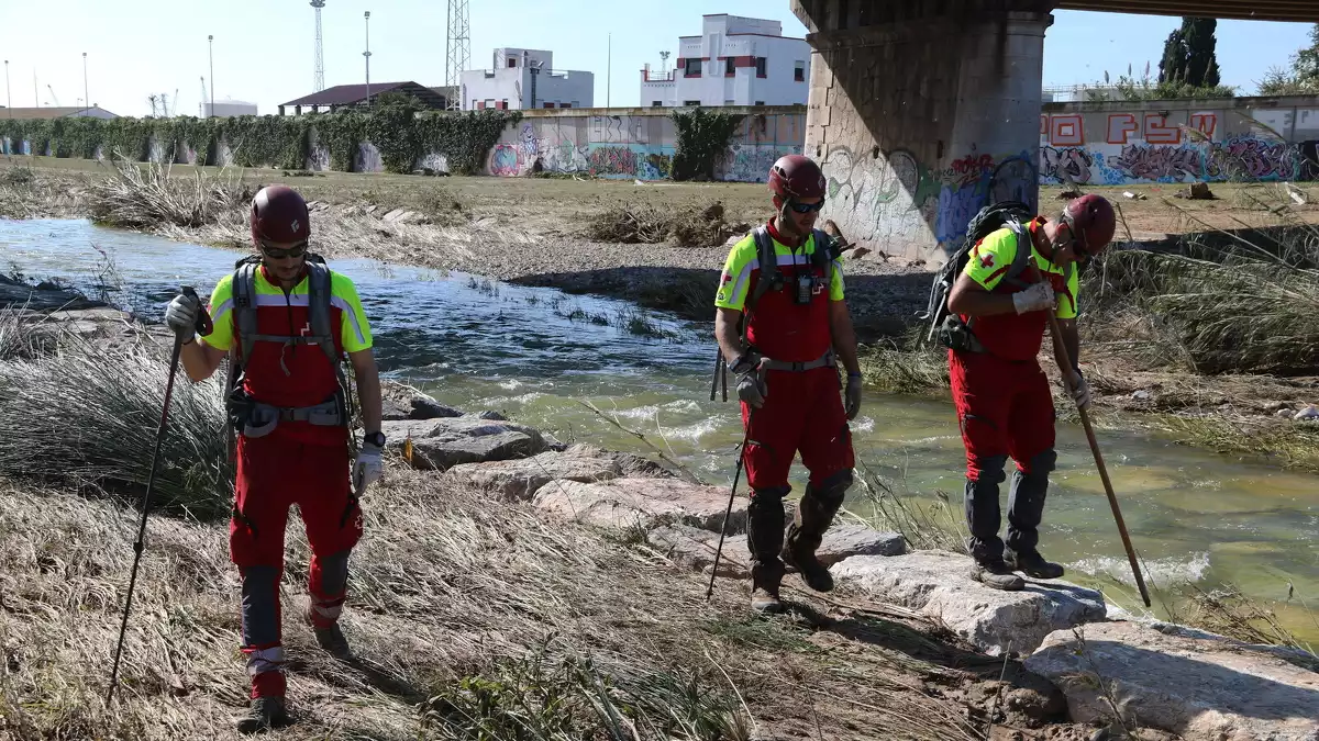 Els cossos d'emergències pentinen aquest diumenge el tram final del riu Francolí