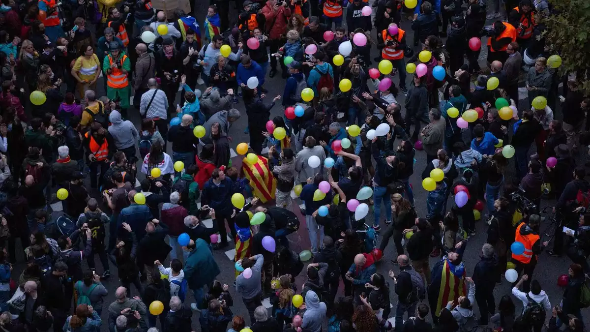 Els manifestants llancen globus a l'aire davant la Conselleria d'Interior a Barcelona