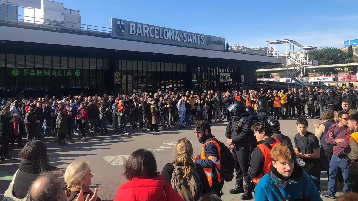 Els manifestants s'han concentrat a les portes de l'estació de Sants després de ser evacuats