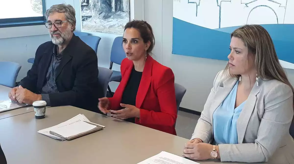 Els regidors del grup municipal del PSC de Cambrils Josep Maria Vallès, Ana López i Ingrid Duch, en una roda de premsa.