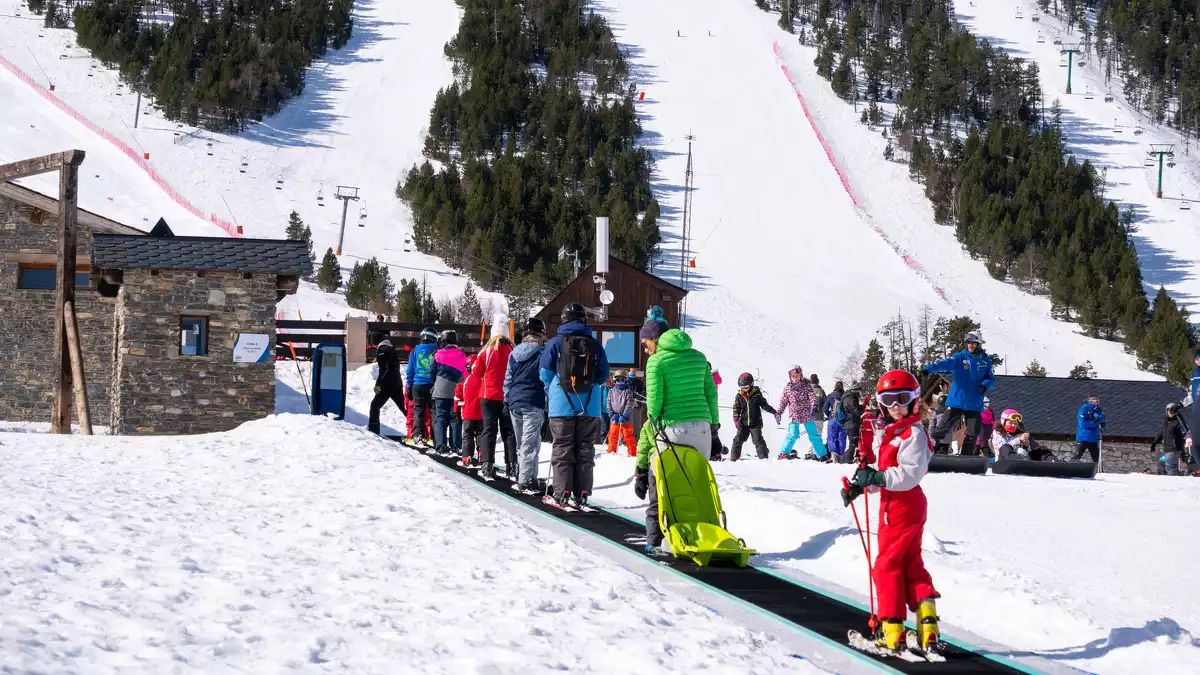 Imatge d'esquiadors a la cinta de principiants d'Espot.