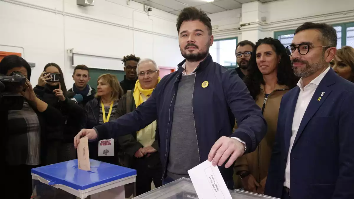 El cap de llista d'ERC a les eleccions espanyoles, Gabriel Rufián, votant a Sabadell el 10 de novembre