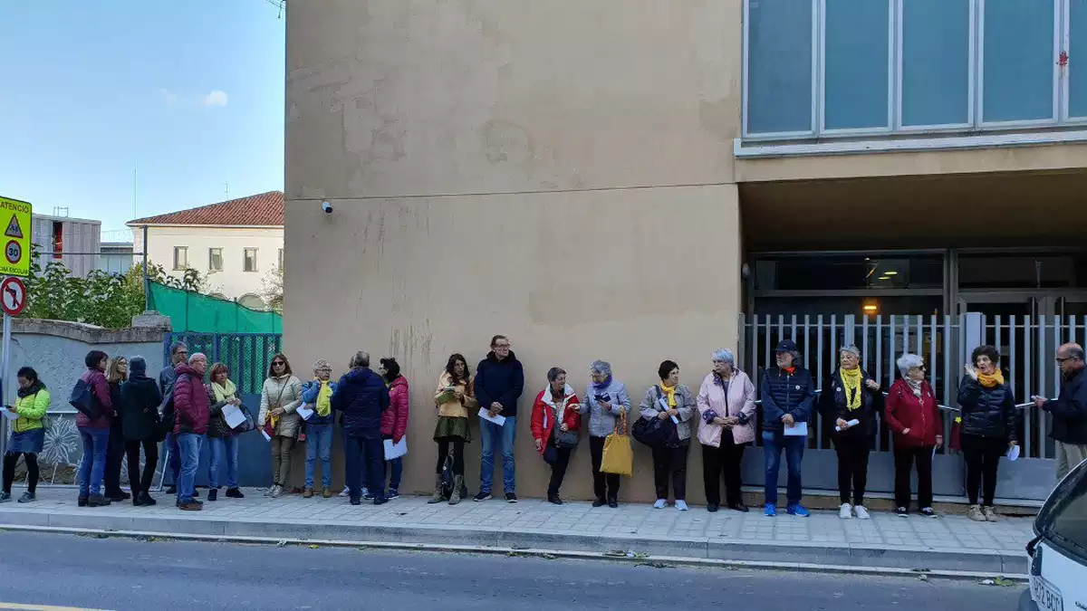 Gent a l'exterior dels jutjats de Valls, esperant a autoinculpar-se.