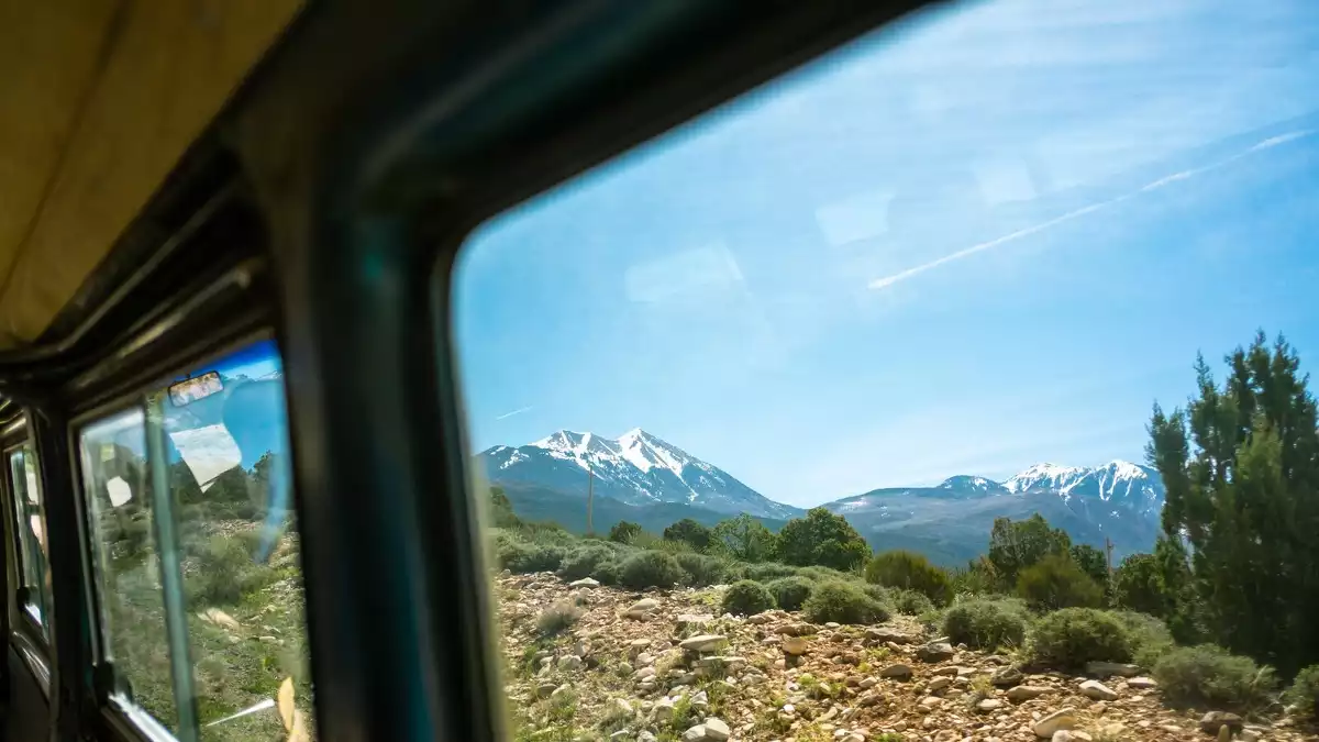 Imatge d'arxiu d'una finestra d'autobús, amb el paisatge al fons