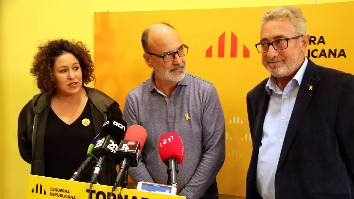 Imatge de la diputada Norma Pujol, el president d'ERC a l'Ebre, Alfins Montserrat, i el senador Miquel Aubà