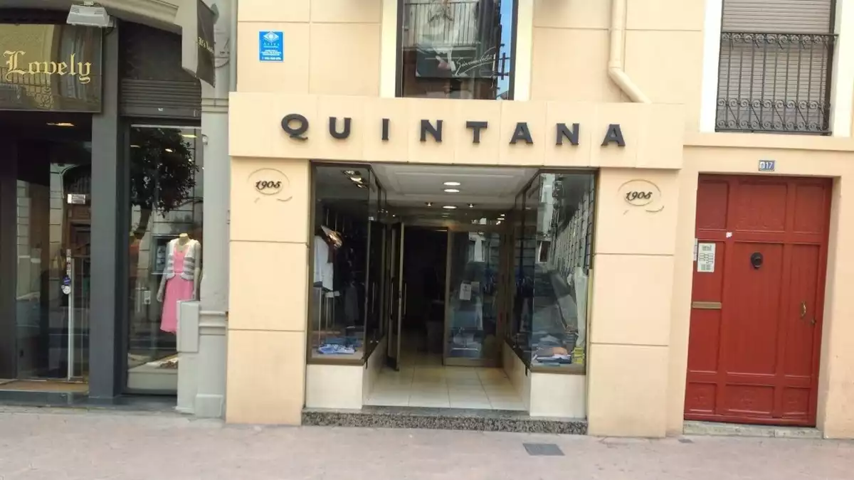 Imatge de la façana de la sastreria Quintana, abans de penjar el cartell de 'liquidació per tancament'