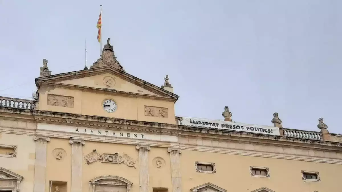 Imatge de la façana de l'Ajuntament de Tarragona, a la plaça de la Font, amb la pancarta de «llibertat presos polítics»