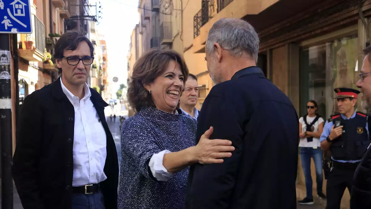 Imatge de la ministra de Justícia, Dolores Delgado, saludant el cap de llista del PSC a Tarragona, Joan Ruiz