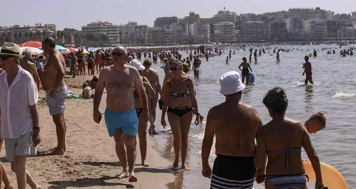 Imatge de la platja de Llevant de Salou plena de banyistes.