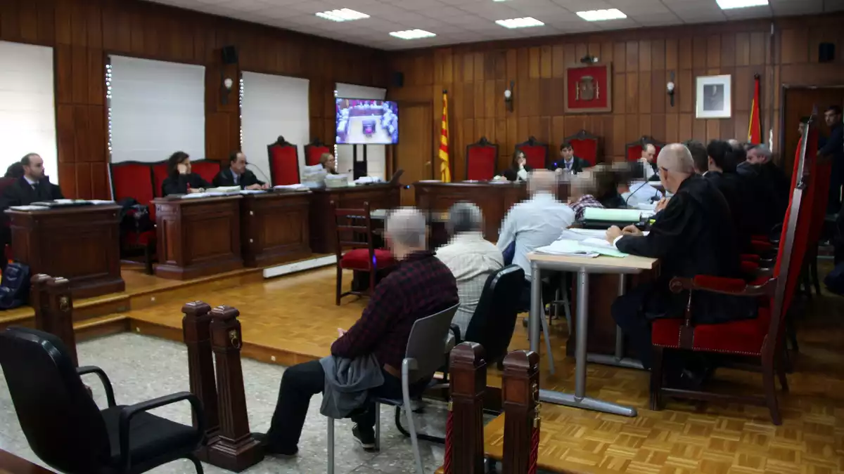 Imatge de la sala de vistes de l'Audiència de Tarragona on es fa el judici als membres d’una xarxa d’abús de menors