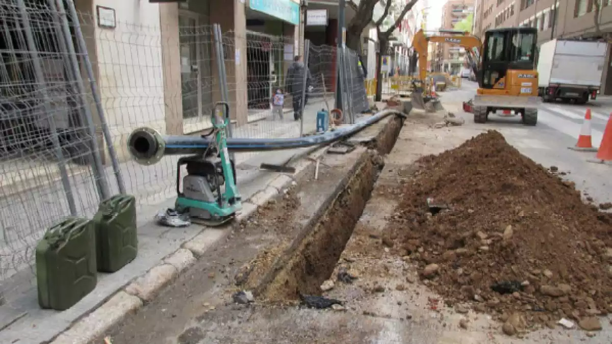 S'inicien les obres de millora de la xarxa d'abastament d'aigua al carrer de Mare Molas de Reus