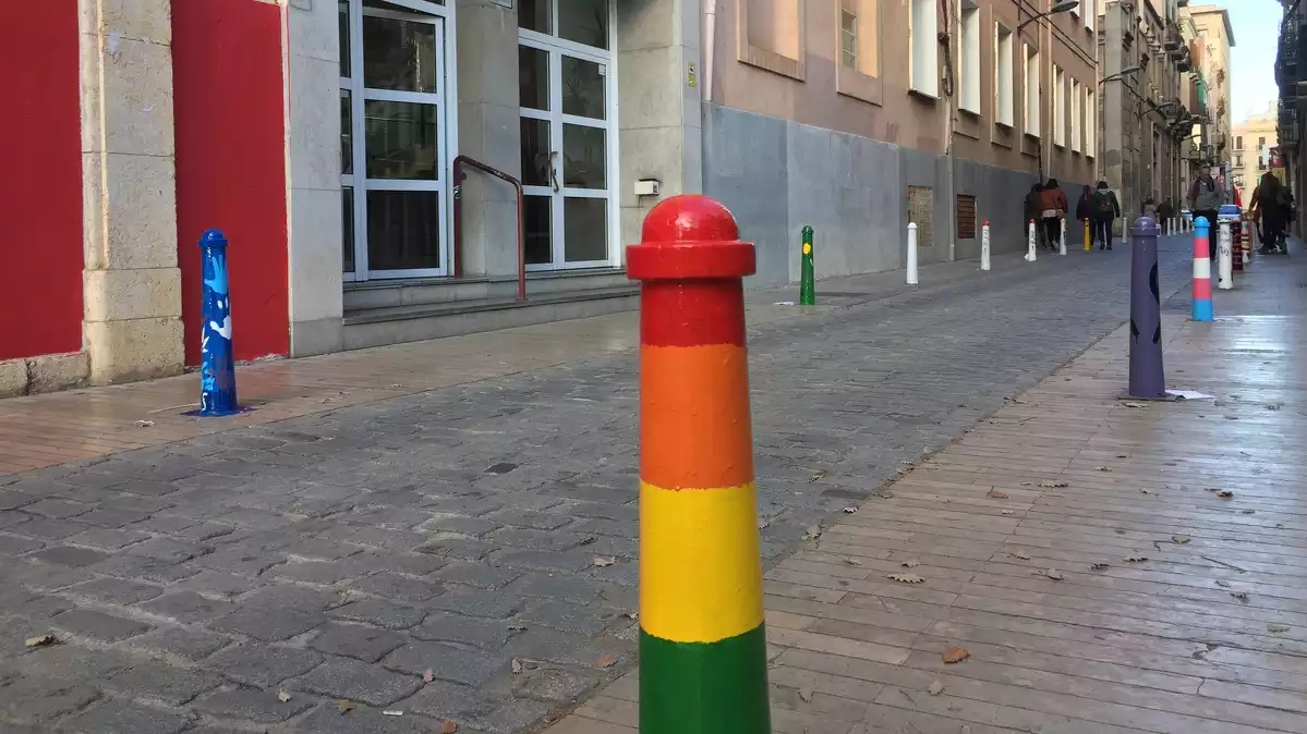 Imatge de les pilones del carrer de Sant Llorenç, amb motius multicolors