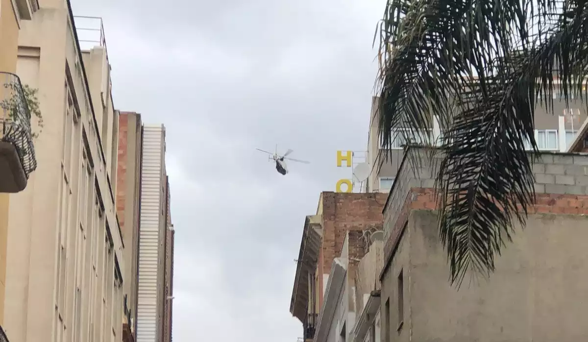 Imatge de l'helicòpter sobrevolant el centre de Reus.