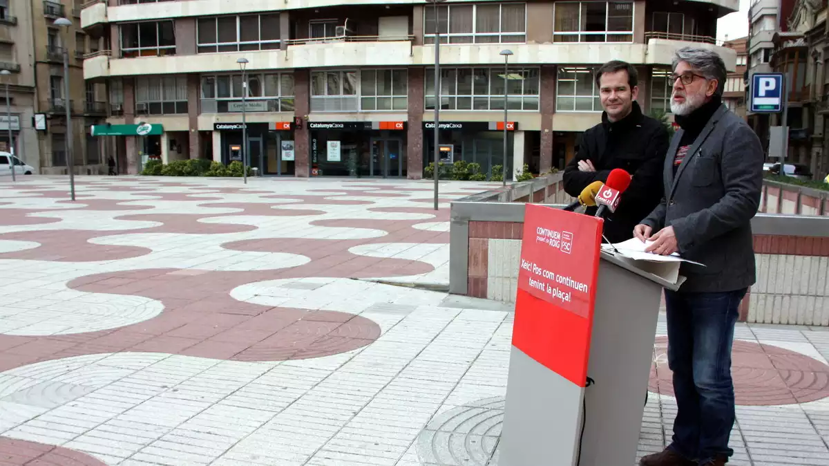 Imatge de part de la plaça Alfons XII de Tortosa amb els regidors del PSC de Tortosa, Eric Roig i Manel de la Vega