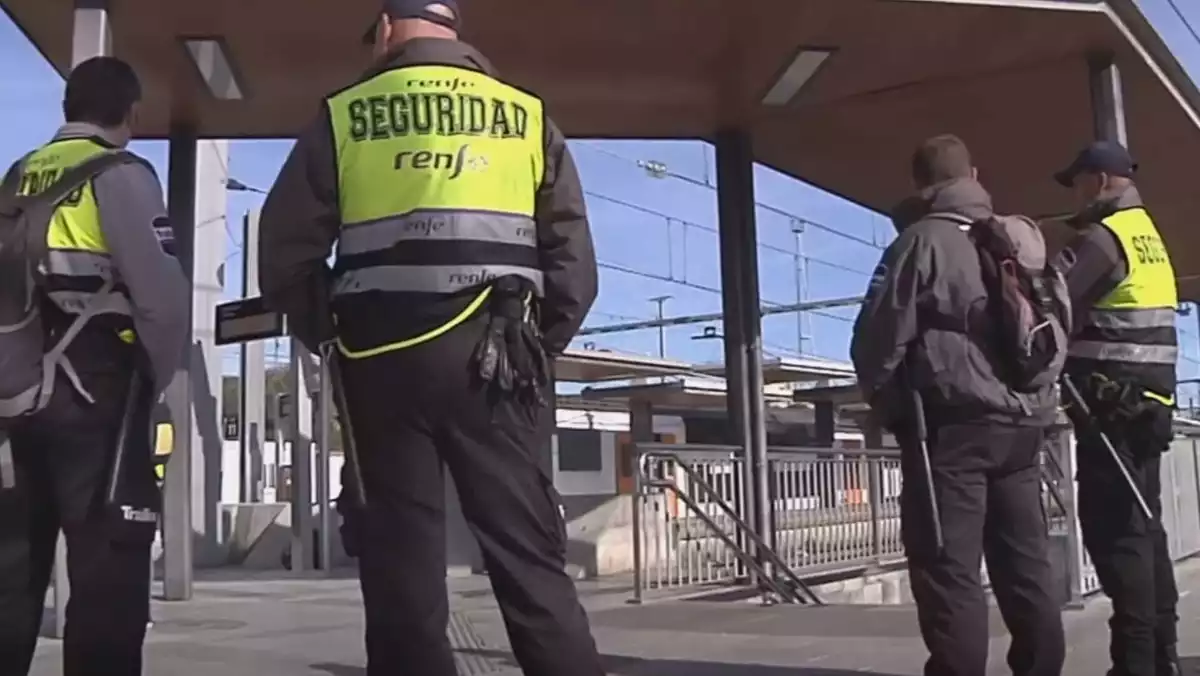 Imatge de vigilants de seguretat a una estació de tren
